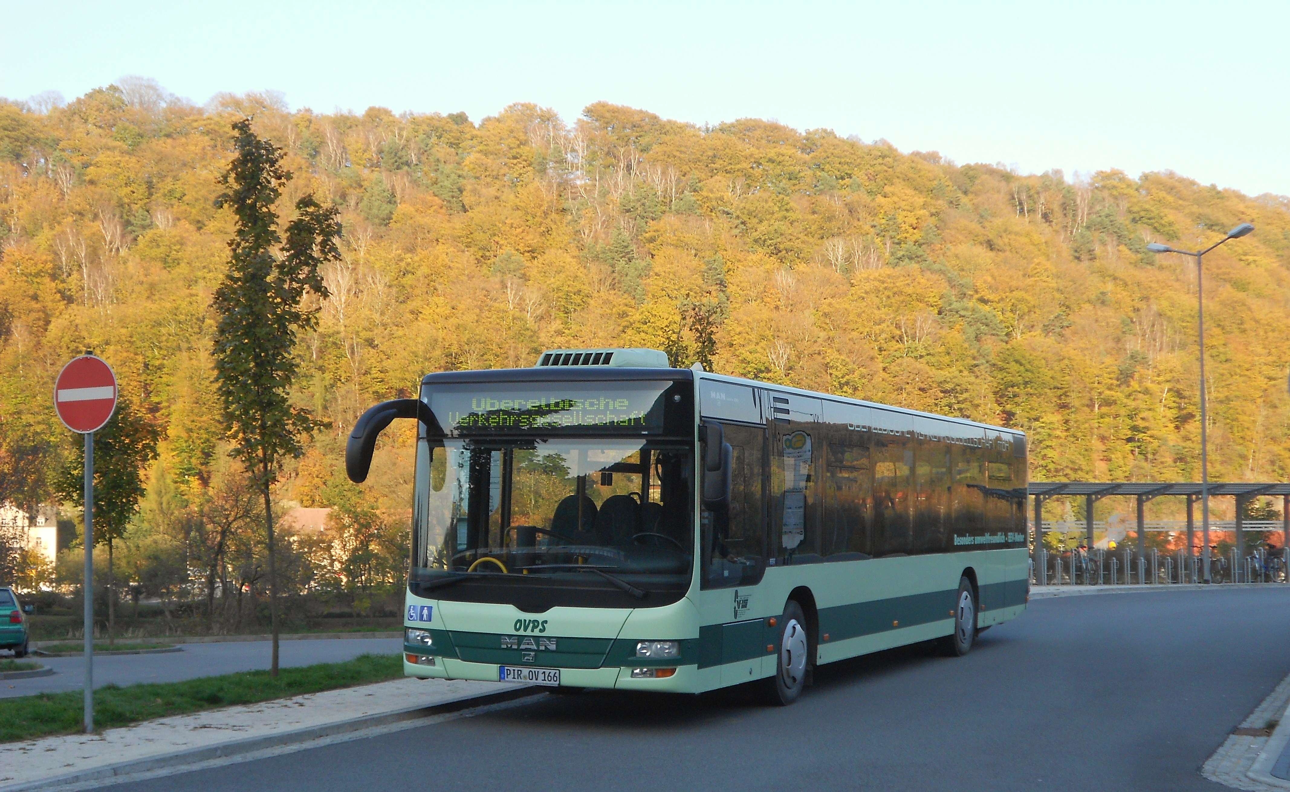 PIR-OV 166 stojí odstavený na autobusovém stanovišti Bad Schandau,Bahnhof hned před vlakovým nádražím