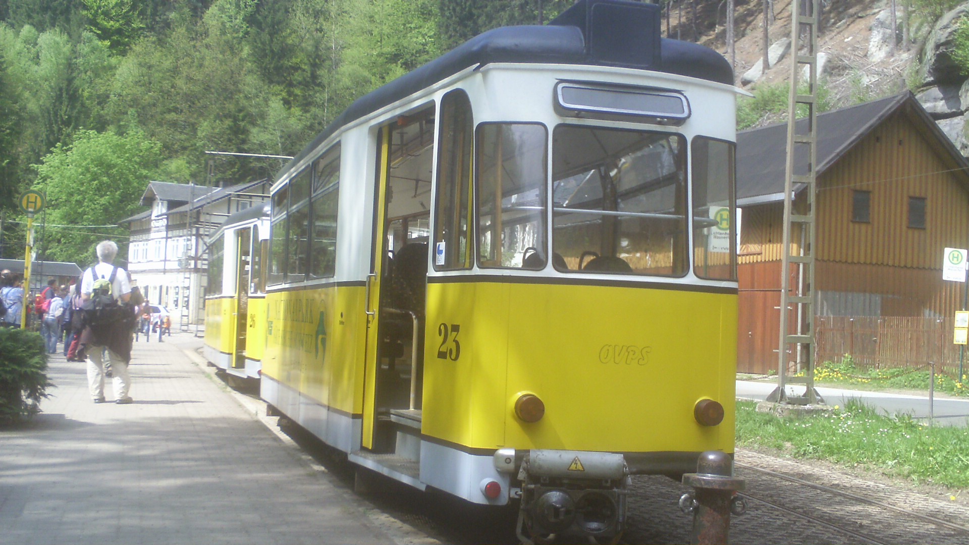 Odstavené 2 vlečné vozy 23 a 26 čekají až se k nim v zastávce Lichtenhainer Wasserfal připojí tramvaj Gotha ET 57 č.1