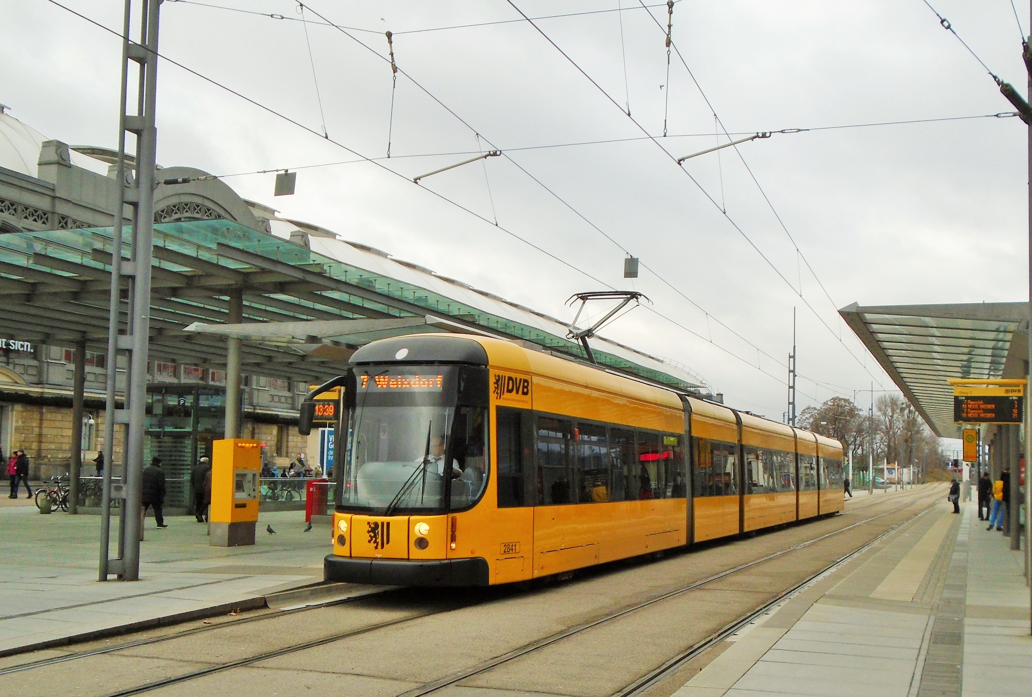 2841 stanicuje na lince 7 v zastávce Hauptbahnhof