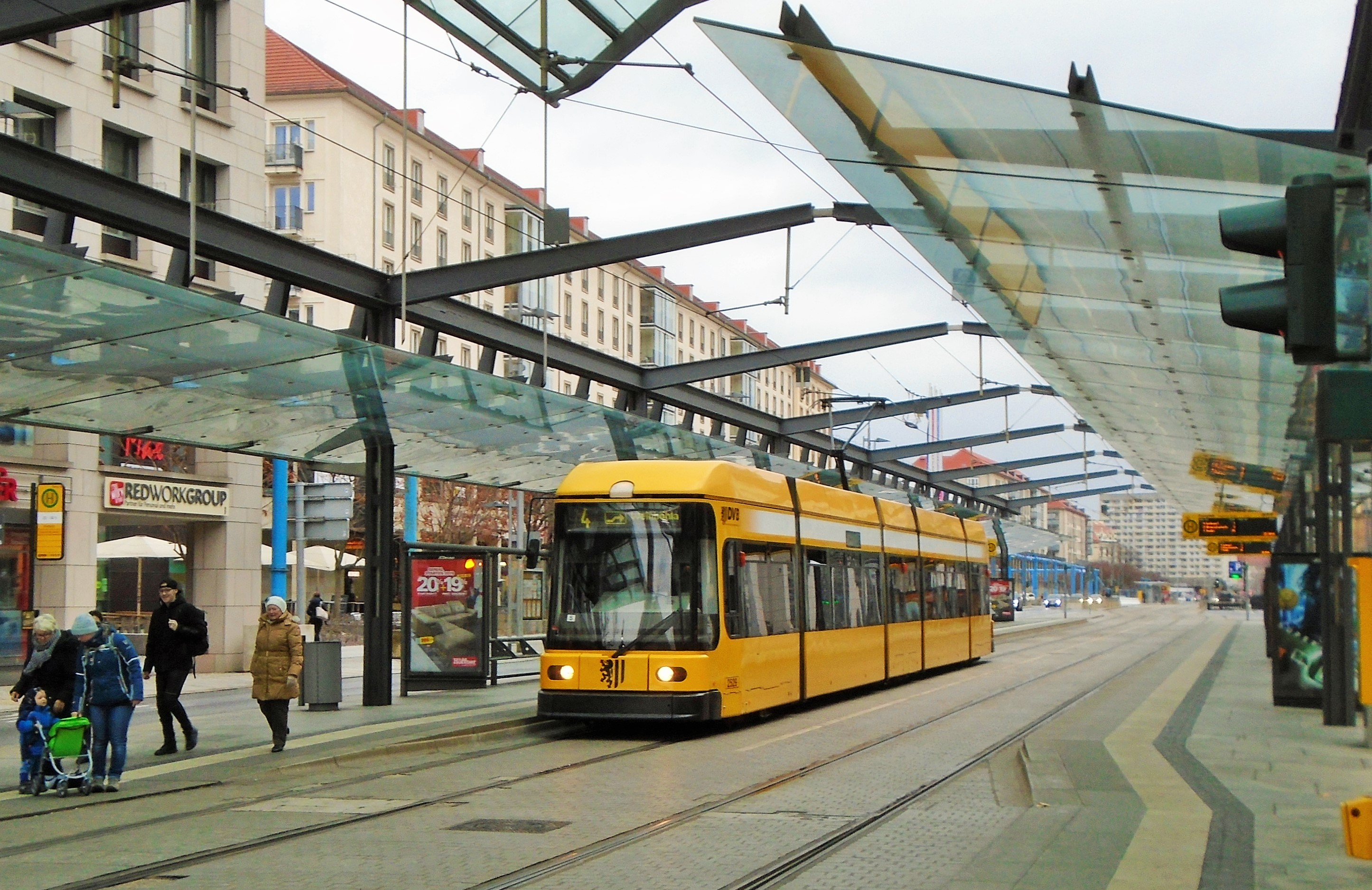 2529 přijíždí na lince 4 do důležitého přestupního uzlu v centru Drážďan Postplatz