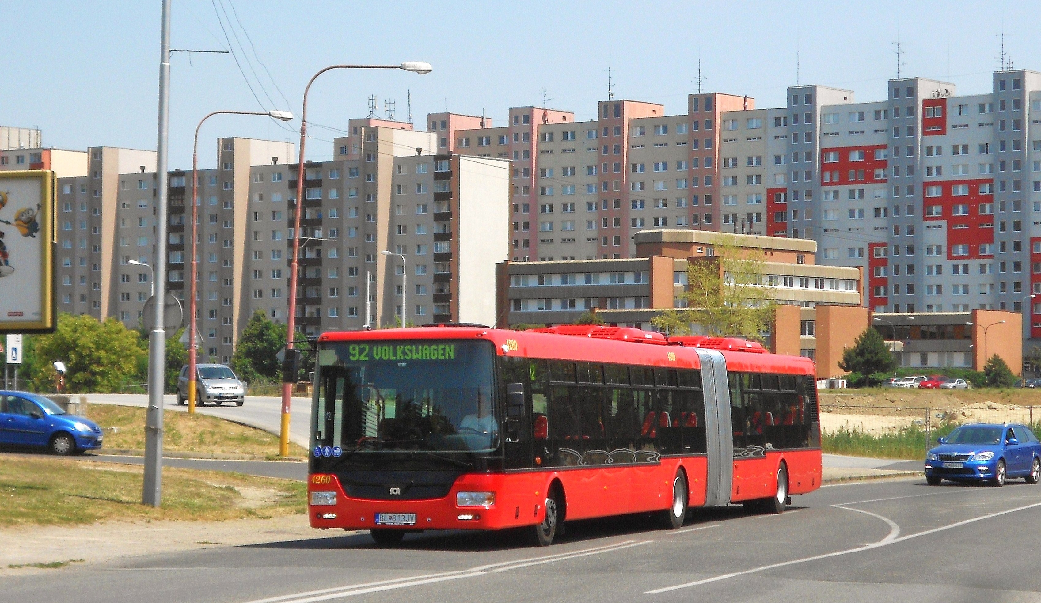 4260 se blíží na lince 92 pod Petržalskými paneláky k zastávce Jungmannova.Autobus je v provozu teprve 4.den