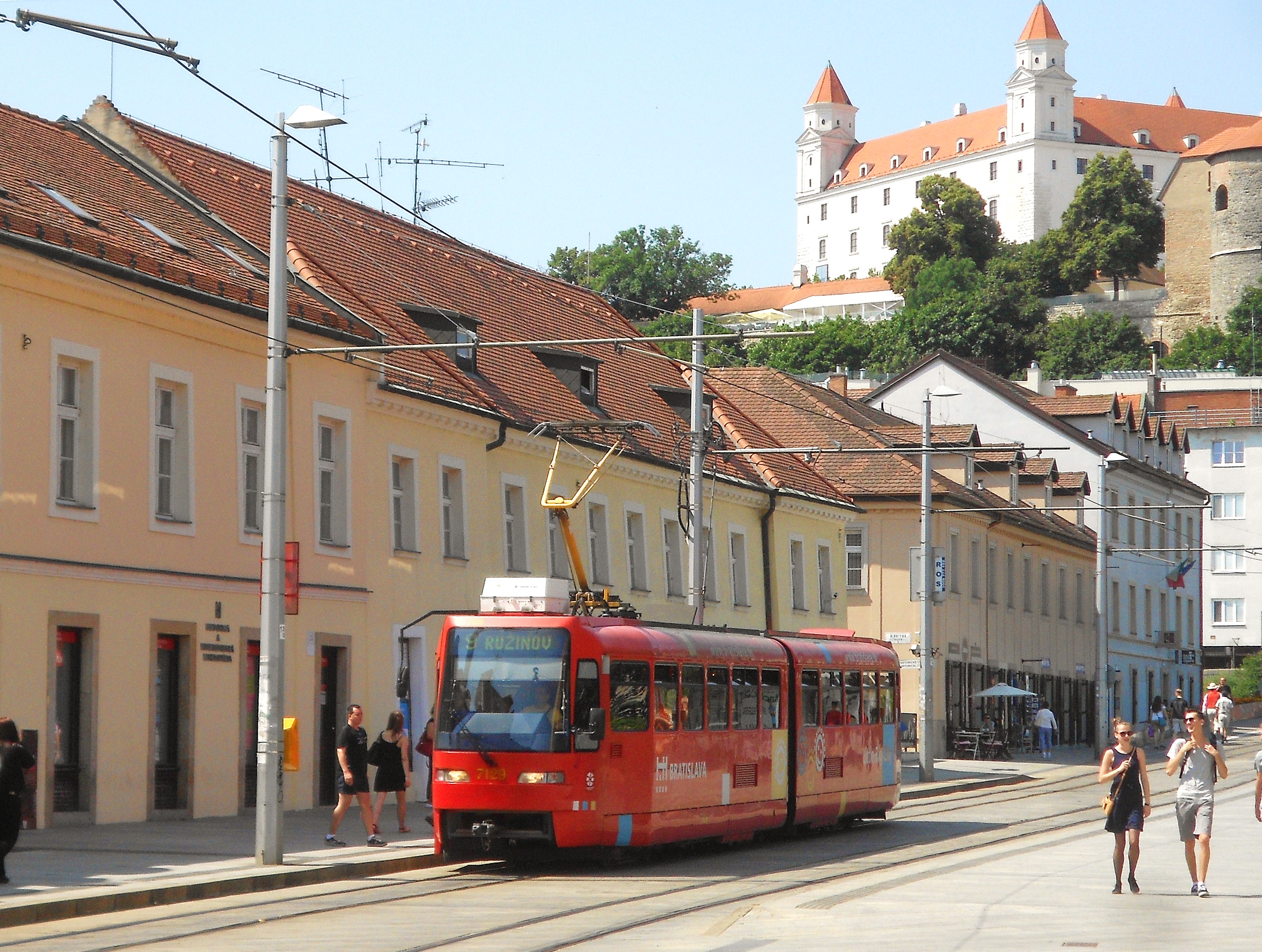 7129 stanicuje na lince 9 v zastávce Kapucínska pod panoramatem Bratislavského hradu