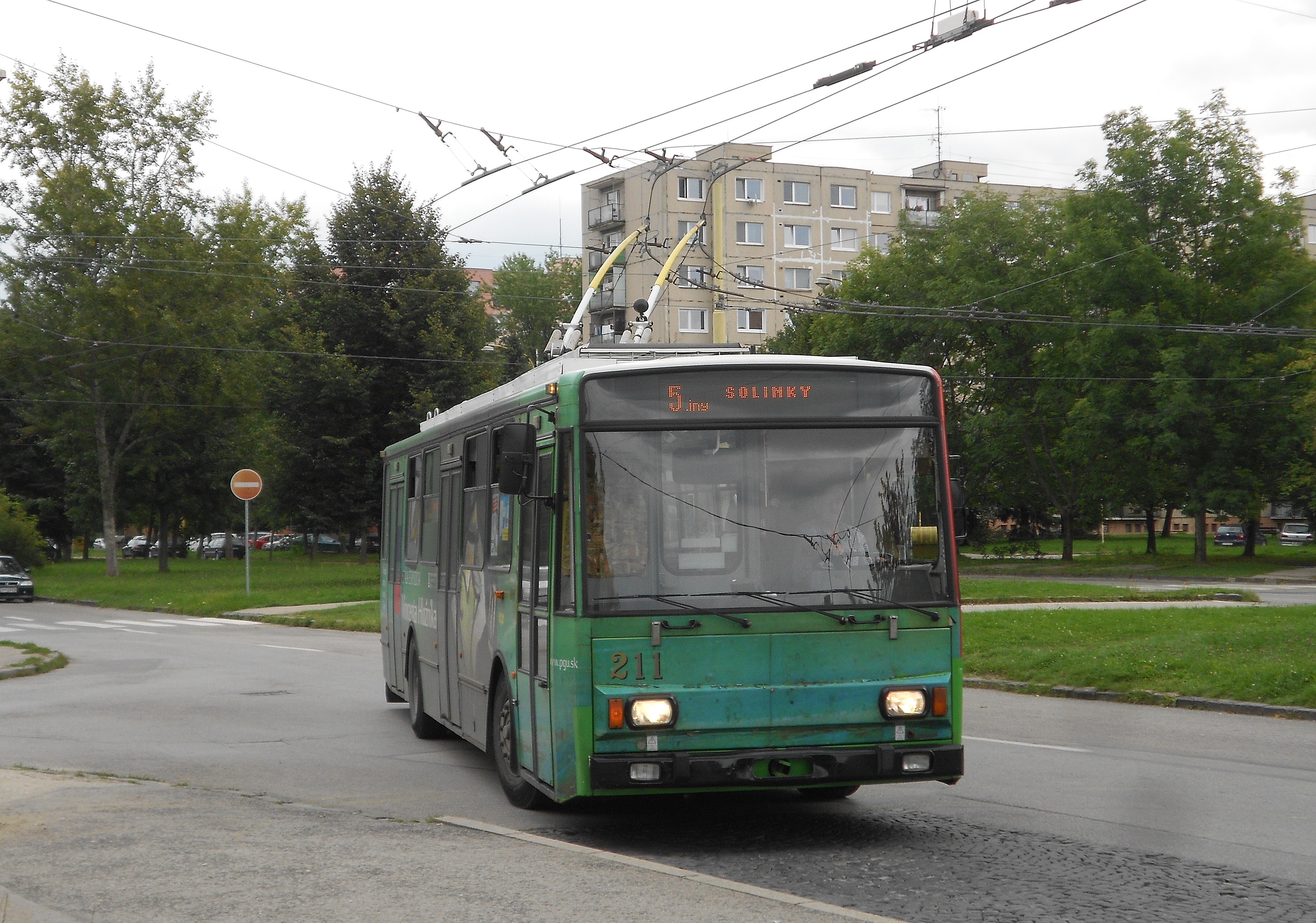 211 přijíždí na lince 5 do zastávky Matice slovenskej. Trolejbus má CVR na jednu galerii,kvůli níž vypadá tak sešle