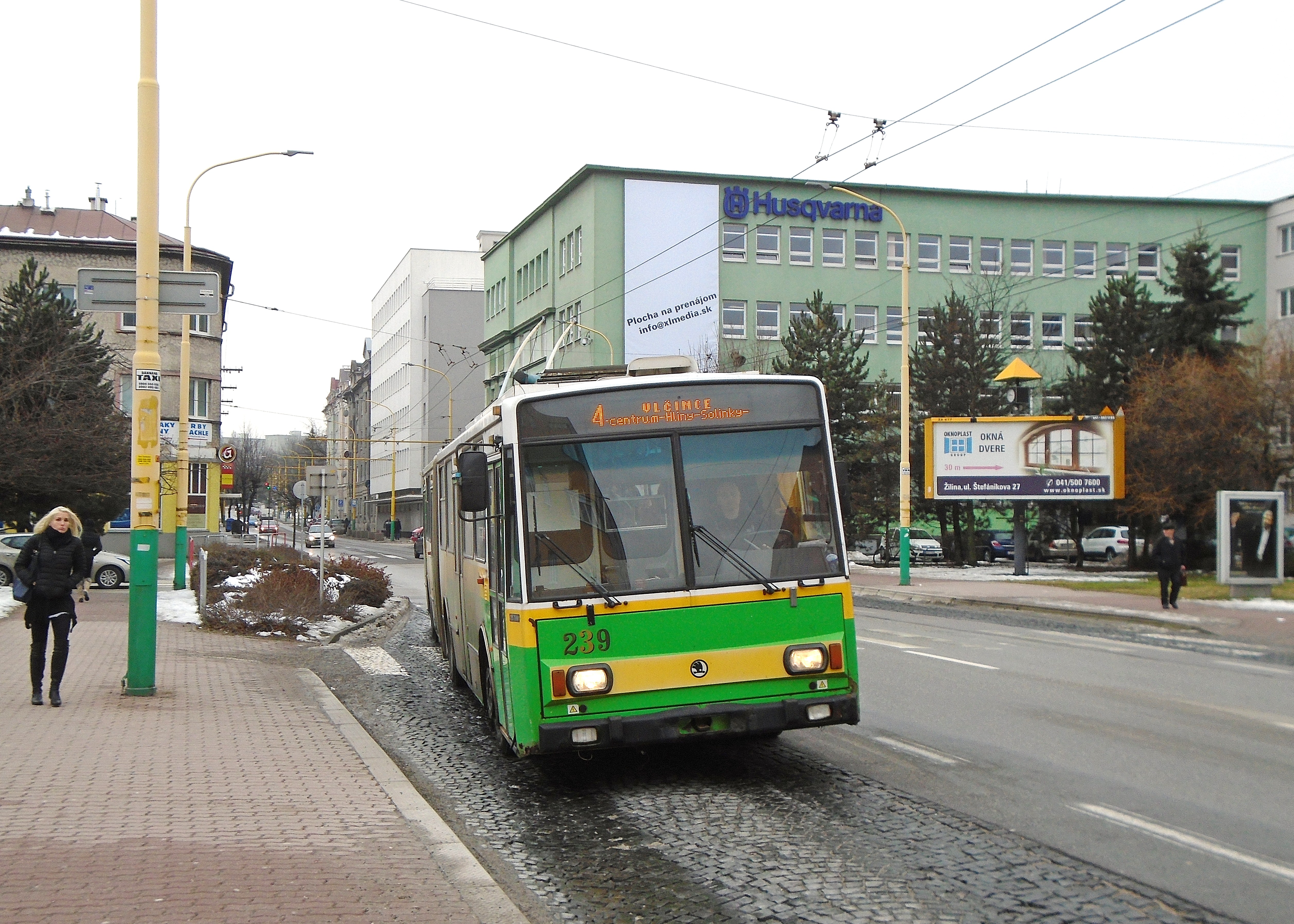 239 přijíždí na lince 4 do zastávky Štefánikovo námestie