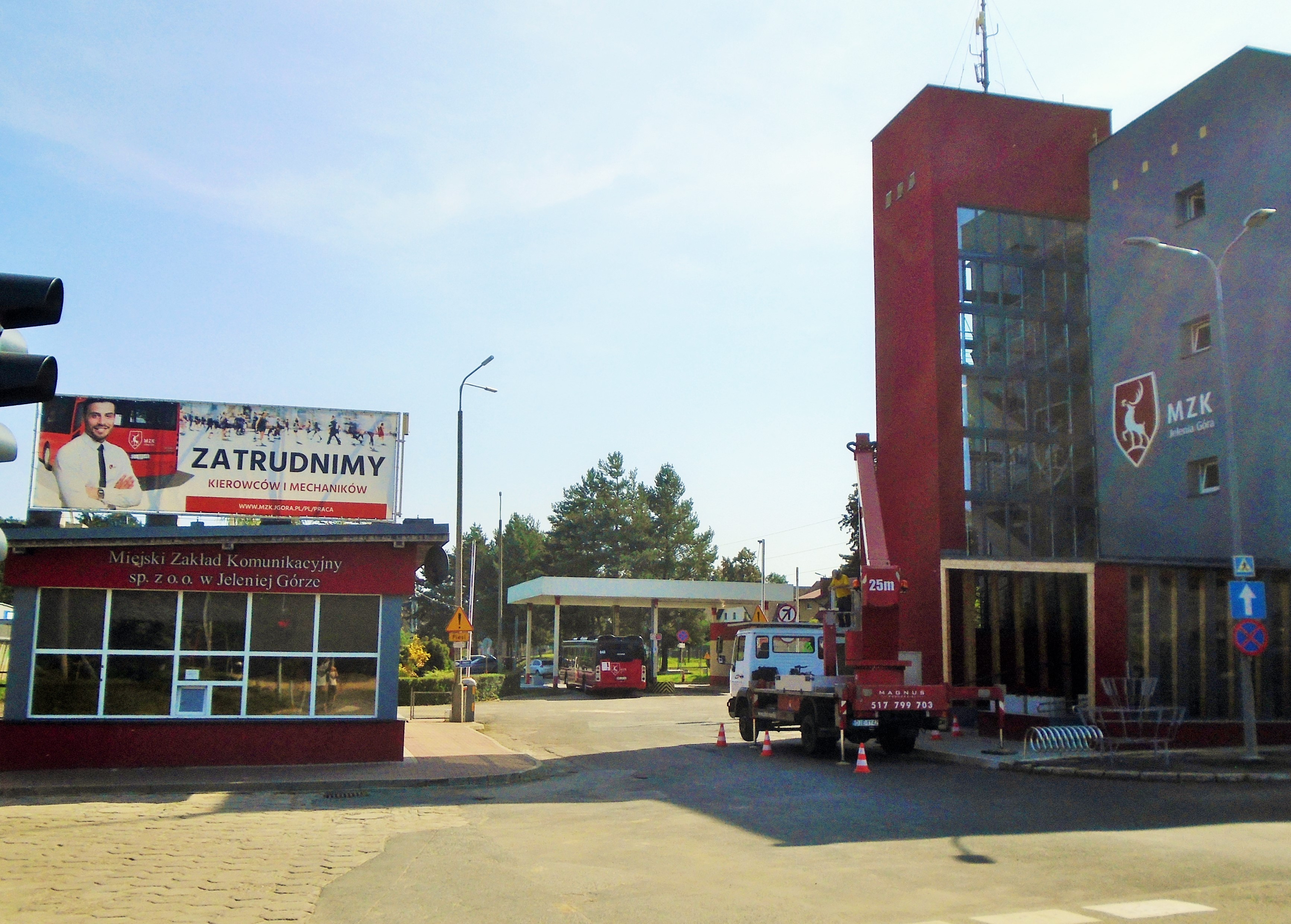 Garáž místního dopravního podniku MZK,ležící v půli cesty mezi Jel.Gorou a místní částí Cieplice