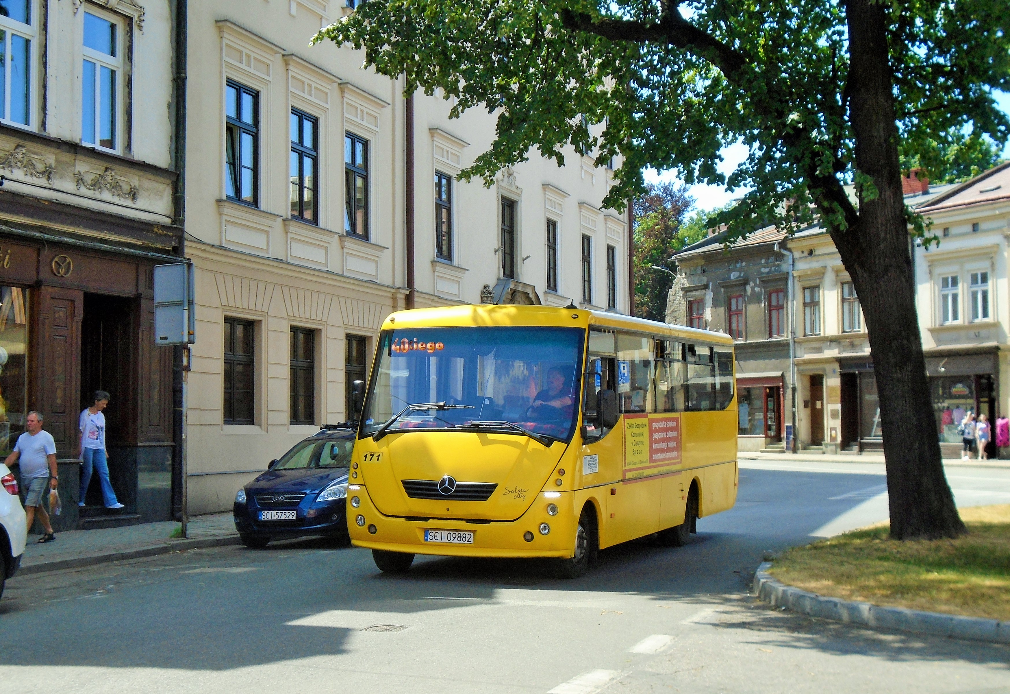 171 se blíží na lince 40 k zastávce Garncarska v centru Cieszyna