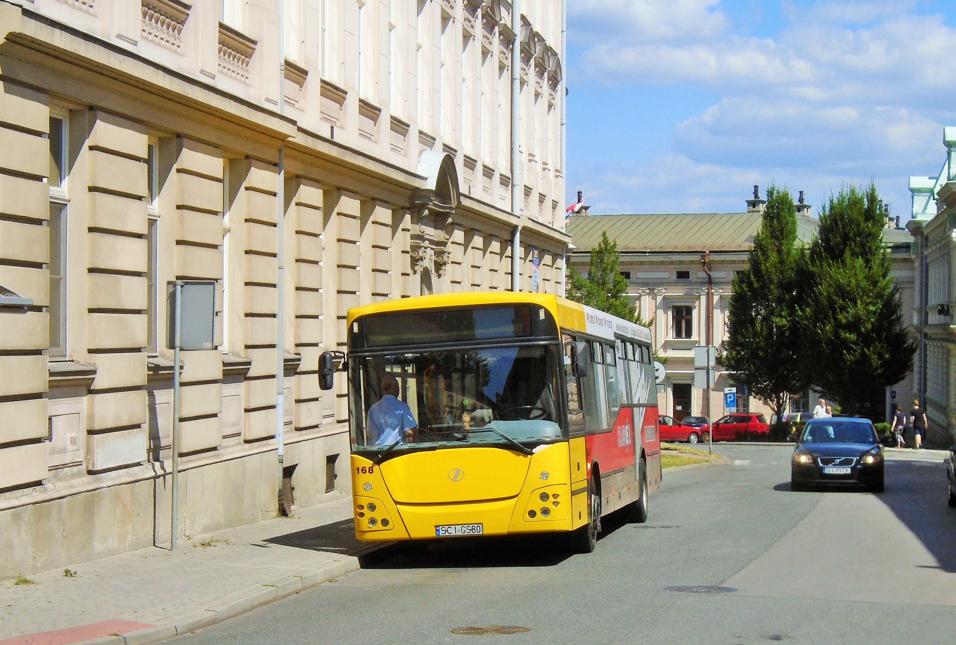 168 odpočívá na lince 32 v konečné zastávce Kochanowskiego nedaleko hlavního náměstí