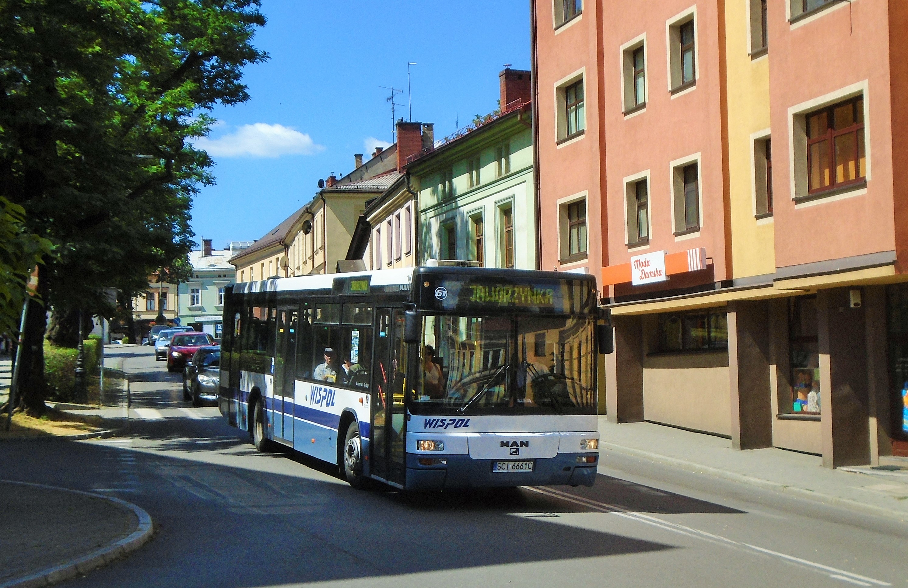 61 vyjíždí na lince J1,pod místním hlavním příměstským dopravcem Wispol,vyjíždí z centra Cieszyna od zast.Garncarska
