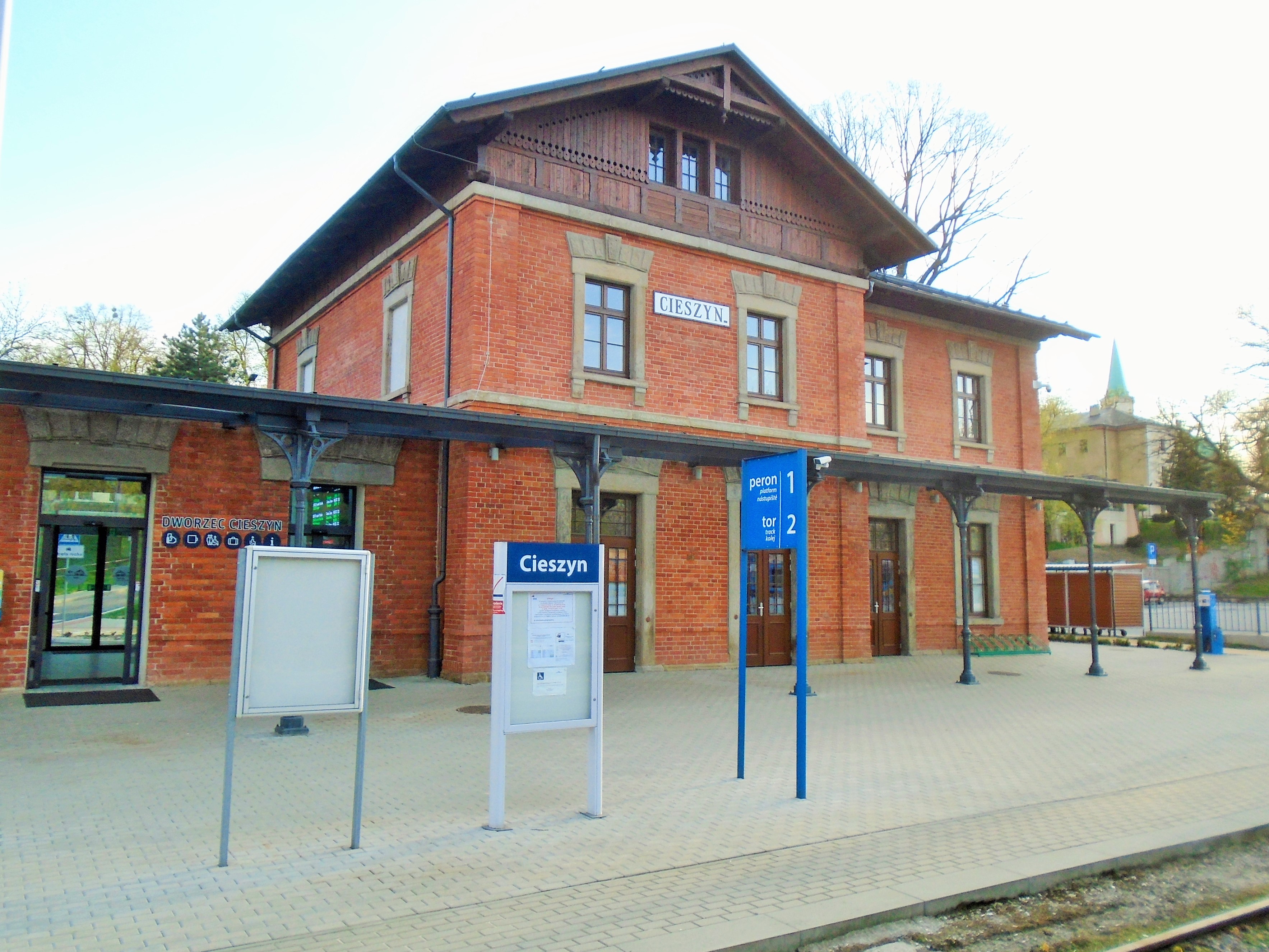 Nádraží v Cieszyně po vzorné modernizaci znovu ožila, avšak hlavně díky přeshraničním vlakům do Frýdku-Místku