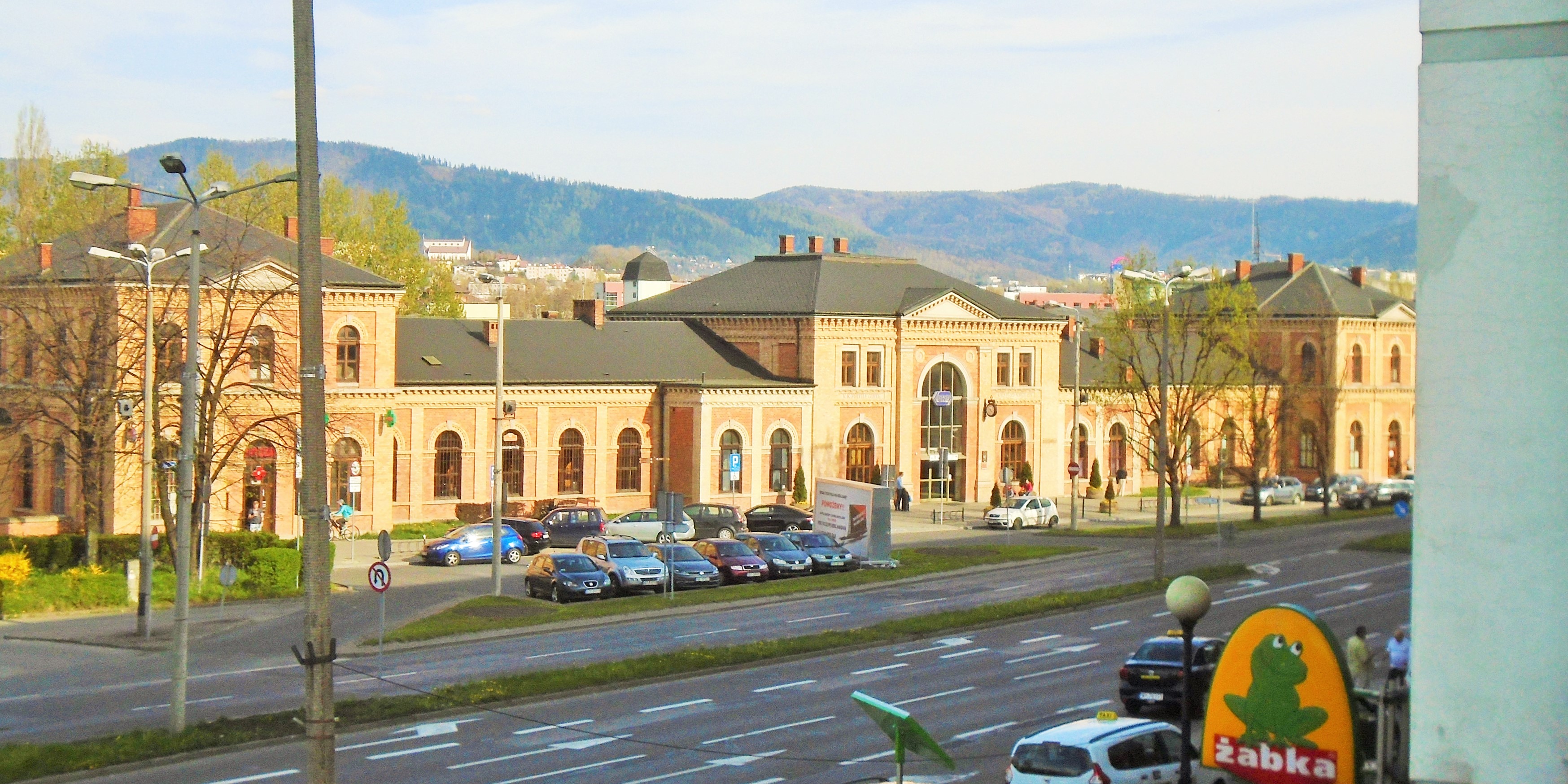Hlavní nádraží Bielsko Biala Glówna v pohledu z lávky spojující vlakové nádraží s autobusovým