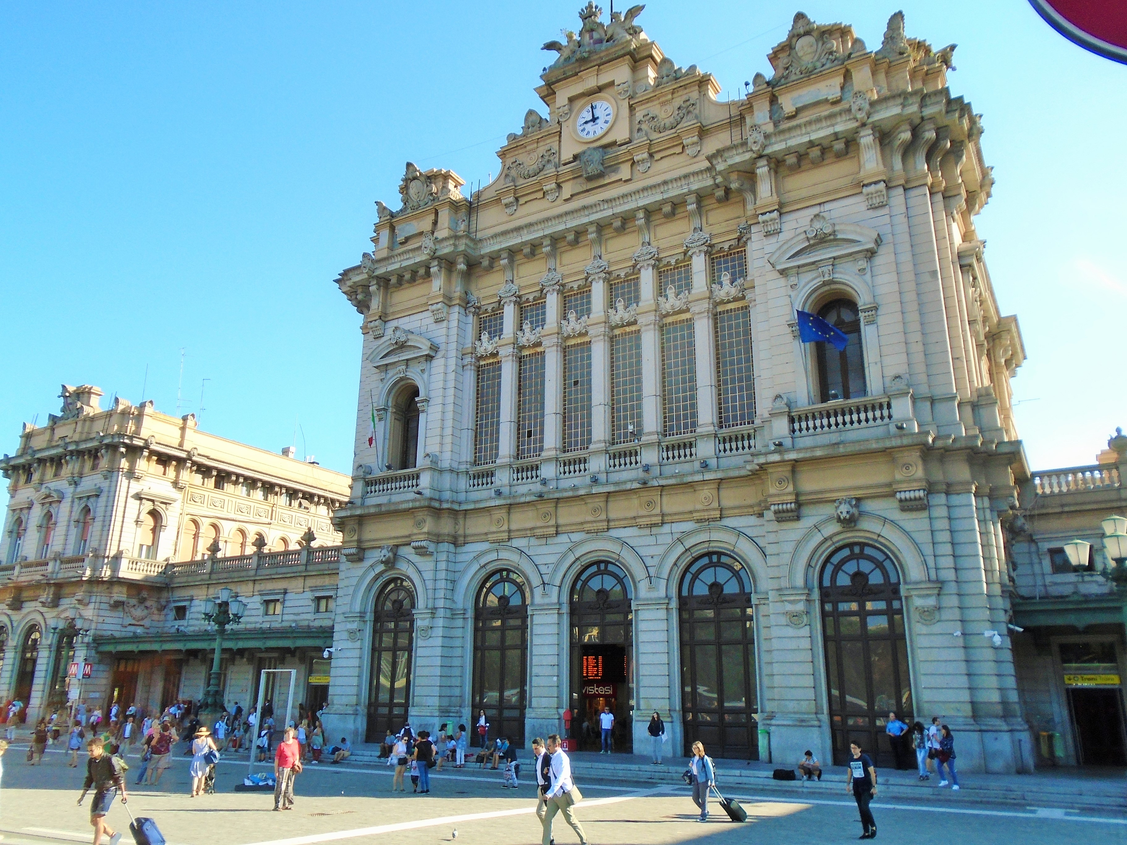 Stanice Genova Brignole - největší nádraží v Janově,obsluhované metrem a autobusy