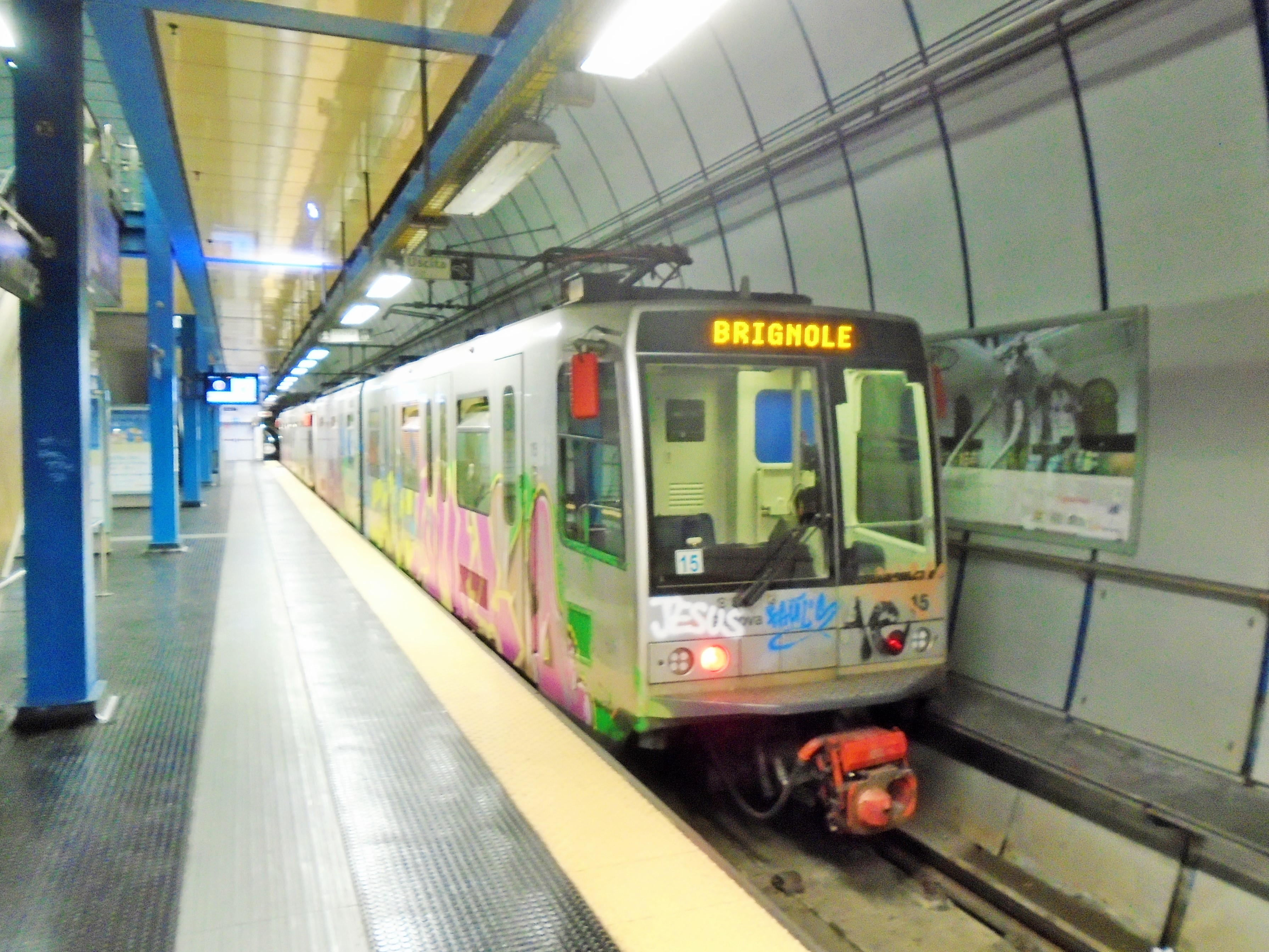 15 vyjíždí posprejovaný jako mnoho souprav zdejšího metra ze stanice Principe