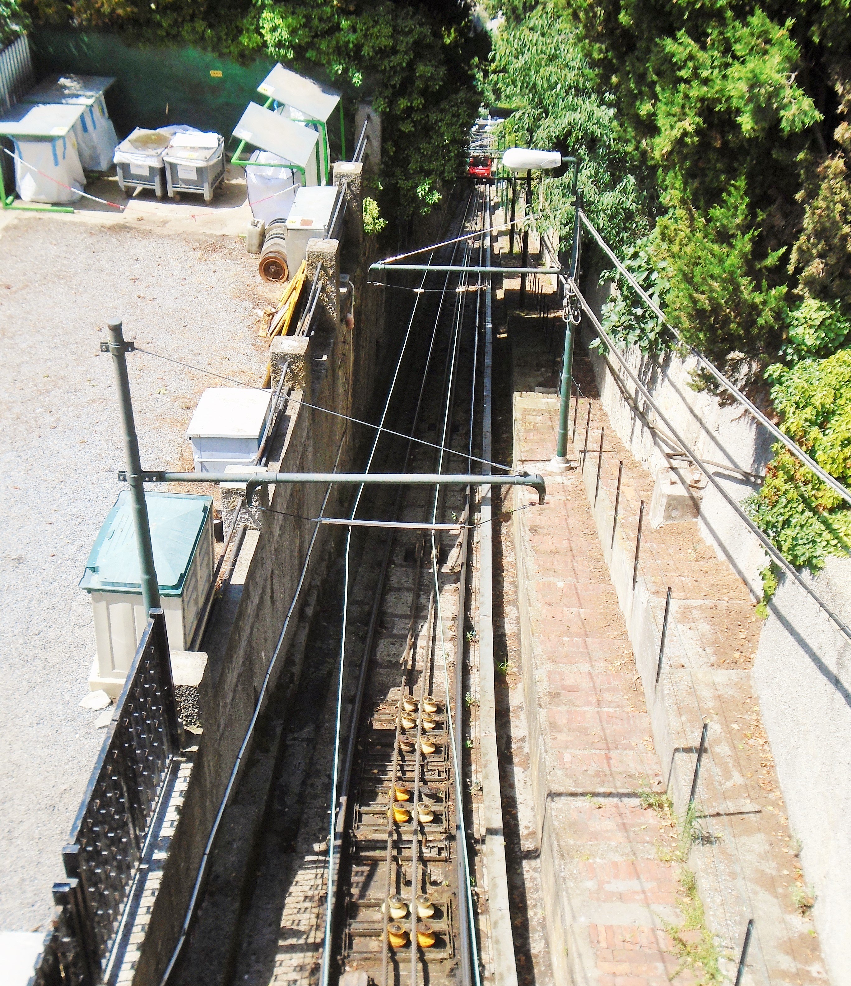 Trať lanovky při pohledu z vyhlídky horní konečné stanice Righi
